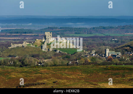 Corfe Castle, Dorset, UK.  22. Dezember 2016.  Großbritannien Wetter.  Blick auf die Ruine und Dorf Corfe Castle in Dorset aus dem Dorf Kingston an einem sonnigen Wintern Morgen.  Bild: Graham Hunt/Alamy Live-Nachrichten Stockfoto