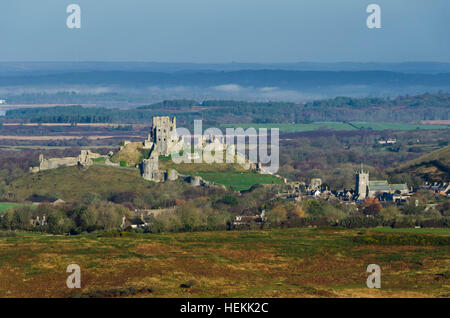 Corfe Castle, Dorset, UK.  22. Dezember 2016.  Großbritannien Wetter.  Blick auf die Ruine und Dorf Corfe Castle in Dorset aus dem Dorf Kingston an einem sonnigen Wintern Morgen.  Bild: Graham Hunt/Alamy Live-Nachrichten Stockfoto