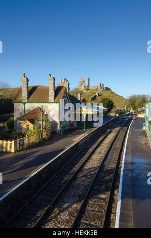 Corfe Castle, Dorset, UK.  22. Dezember 2016.  Großbritannien Wetter.  Corfe Castle-Station in Dorset auf die restaurierte Swanage Railway unter klaren sonnigen blauen Himmel.  Die Fußgängerbrücke über die Gleise ist ein perfekter Aussichtspunkt auf die Ruinen der Burg zu sehen, die dem Dorf seinen Namen geben.  Bild: Graham Hunt/Alamy Live-Nachrichten Stockfoto