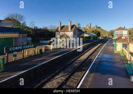 Corfe Castle, Dorset, UK.  22. Dezember 2016.  Großbritannien Wetter.  Corfe Castle-Station in Dorset auf die restaurierte Swanage Railway unter klaren sonnigen blauen Himmel.  Die Fußgängerbrücke über die Gleise ist ein perfekter Aussichtspunkt auf die Ruinen der Burg zu sehen, die dem Dorf seinen Namen geben.  Bild: Graham Hunt/Alamy Live-Nachrichten Stockfoto