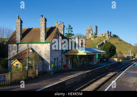 Corfe Castle, Dorset, UK.  22. Dezember 2016.  Großbritannien Wetter.  Corfe Castle-Station in Dorset auf die restaurierte Swanage Railway unter klaren sonnigen blauen Himmel.  Die Fußgängerbrücke über die Gleise ist ein perfekter Aussichtspunkt auf die Ruinen der Burg zu sehen, die dem Dorf seinen Namen geben.  Bild: Graham Hunt/Alamy Live-Nachrichten Stockfoto