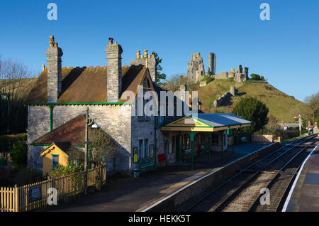 Corfe Castle, Dorset, UK.  22. Dezember 2016.  Großbritannien Wetter.  Corfe Castle-Station in Dorset auf die restaurierte Swanage Railway unter klaren sonnigen blauen Himmel.  Die Fußgängerbrücke über die Gleise ist ein perfekter Aussichtspunkt auf die Ruinen der Burg zu sehen, die dem Dorf seinen Namen geben.  Bild: Graham Hunt/Alamy Live-Nachrichten Stockfoto