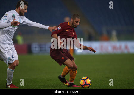 Stadio Olimpico, Rom, Italien. 22. Dezember 2016. Serie A Fußball. AS Rom gegen Chievo. Perez in Aktion während des Spiels. © Marco Iacobucci/Alamy Live-Nachrichten Stockfoto