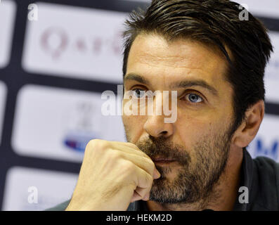 (161223)--DOHA, 23. Dezember 2016, (Xinhua)--Juventus italienische Torhüter Gianluigi Buffon auf während einer Pressekonferenz vor einer Trainingseinheit im Al Sadd-Stadion in Doha, der Hauptstadt von Katar, am 22. Dezember 2016 blickt. AC Mailand stellen Juventus Turin in der italienischen Super Cup final Fußballspiel im Stadion Al Sadd am 23. Dezember 2016. (Xinhua/Nikku) Stockfoto