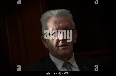 Stuttgart, Deutschland. 22. Dezember 2016. Winfried Kretschmann, staatliche Premier des Landes Baden-Württemberg, spricht in einem Interview in Stuttgart, Deutschland, 22. Dezember 2016. Foto: Franziska Kraufmann/Dpa/Alamy Live News Stockfoto