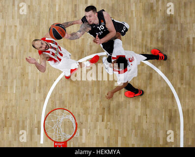 Bamberg, Deutschland. 22. Dezember 2016. Daniel Theis Bamberg versucht, den Ball trotz der starken Verteidigung der Vassilis Spanoulis dunk und Khem Birke (R) von Olympiakos Piräus in der Euroleague Basketball-match zwischen Brose Baskets Bamberg und Olympiacos b.c. in der Brose-Arena in Bamberg, Deutschland, 22. Dezember 2016. Foto: Daniel Löb/Dpa/Alamy Live News Stockfoto