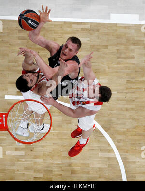 Bamberg, Deutschland. 22. Dezember 2016. Leon Radosevic Bamberg versucht, dunk den Ball trotz der starken Verteidigung von Ioannis Papapetrou (L) und Dimitrios Agravanis (R) von Olympiakos Piräus in der Euroleague Basketball-match zwischen Brose Baskets Bamberg und Olympiacos b.c. in der Brose-Arena in Bamberg, Deutschland, 22. Dezember 2016. Foto: Daniel Löb/Dpa/Alamy Live News Stockfoto