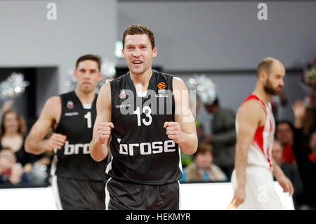 Bamberg, Deutschland. 22. Dezember 2016. Janis Strelnieks (M) von Bamberg Jubel nach einer Punktzahl für sein Team in der Euroleague Basketball-Spiel zwischen den Brose Baskets Bamberg und Olympiacos b.c. in der Brose-Arena in Bamberg, Deutschland, 22. Dezember 2016. Foto: Daniel Löb/Dpa/Alamy Live News Stockfoto