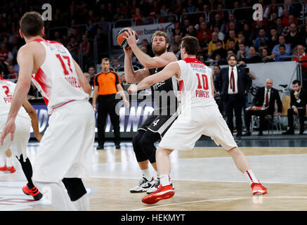 Bamberg, Deutschland. 22. Dezember 2016. Nicolo Melli (M) von Bamberg versucht gehen vorbei an der schwere Verteidigung von Dimitrios Agravanis von Olympiacos in der Euroleague Basketball-Match zwischen Brose Baskets Bamberg und Olympiacos b.c. in der Brose-Arena in Bamberg, Deutschland, 22. Dezember 2016. Foto: Daniel Löb/Dpa/Alamy Live News Stockfoto