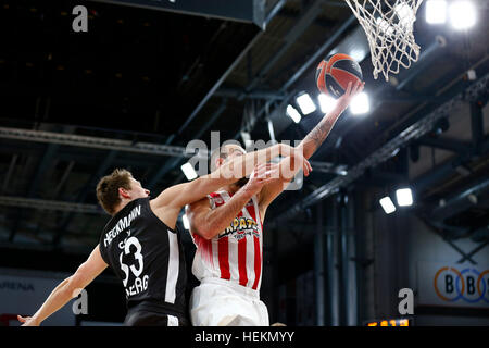 Bamberg, Deutschland. 22. Dezember 2016. Patrick Heckmann Bamberg Foulspiel von Vassilis Spanoulis (R) Olympiacos von während der Euroleague Basketball-Match zwischen Brose Baskets Bamberg und Olympiacos b.c. in der Brose-Arena in Bamberg, Deutschland, 22. Dezember 2016. Foto: Daniel Löb/Dpa/Alamy Live News Stockfoto