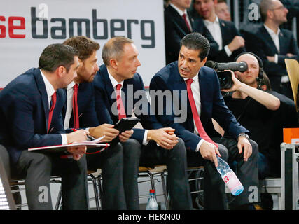 Bamberg, Deutschland. 22. Dezember 2016. Giannis Sfairopoulos von Olympiacos ist enttäuscht, während die Euroleague Basketball-Match zwischen Brose Baskets Bamberg und Olympiacos b.c. in der Brose-Arena in Bamberg, Deutschland, 22. Dezember 2016. Foto: Daniel Löb/Dpa/Alamy Live News Stockfoto