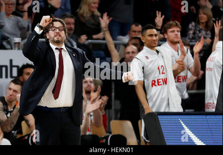 Bamberg, Deutschland. 22. Dezember 2016. Andrea Trinchieri, jubelt Headcoach von Bamberg nach einer Punktzahl von seinem Team in der Euroleague Basketball-Spiel zwischen Brose Baskets Bamberg und Olympiacos b.c. in der Brose-Arena in Bamberg, Deutschland, 22. Dezember 2016. Foto: Daniel Löb/Dpa/Alamy Live News Stockfoto