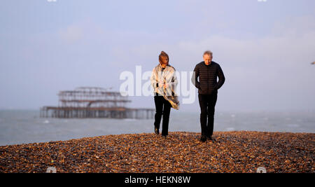 Brighton Sussex UK 23. Dezember 2016 - seine ein schöner Morgen für einen Spaziergang am Strand von Brighton als Sturm Barbara soll Großbritannien heute mit Windgeschwindigkeiten bis zu 90 km/h in Schottland Foto genommen von Simon Dack Credit erreichen getroffen: Simon Dack/Alamy Live News Stockfoto