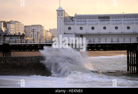 Brighton, Sussex UK 23. Dezember 2016 - Absturz auf Brighton Beach "Wellenlinien" als Sturm Barbara erwartet, um Großbritannien mit Windgeschwindigkeiten bis zu 90 km/h in Schottland Foto genommen von Simon Dack Credit erreichen später heute getroffen: Simon Dack/Alamy Live News Stockfoto