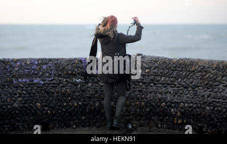 Brighton uk 23. Dezember 2016 - eine junge Frau nimmt eine selfie photogrpah auf Brighton Seafront als Sturm Barbara wird erwartet, dass Großbritannien später heute mit Winde Prognose bis zu 90 mph in Schottland Foto von Simon dack Kredit genommen zu erreichen zu schlagen: Simon dack/alamy leben Nachrichten Stockfoto