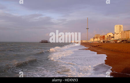 Brighton, Sussex UK 23. Dezember 2016 - ein schöner Morgen in Brighton direkt am Meer und Strand Sturm Barbara soll Großbritannien heute mit Windgeschwindigkeiten bis zu 90 km/h in Schottland Foto genommen von Simon Dack Credit erreichen getroffen: Simon Dack/Alamy Live News Stockfoto