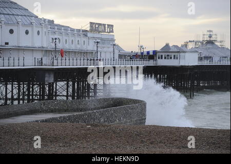 Brighton, Sussex UK 23. Dezember 2016 - Absturz auf Brighton Beach "Wellenlinien" als Sturm Barbara erwartet, um Großbritannien mit Windgeschwindigkeiten bis zu 90 km/h in Schottland Foto genommen von Simon Dack Credit erreichen später heute getroffen: Simon Dack/Alamy Live News Stockfoto