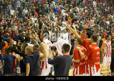 Belgrad, Serbien. 22. Dezember 2016: Team Crvena Zvezda Mts Belgrad am Ende des Spiels bei den 2016/2017 Turkish Airlines EuroLeague regulären Saison Runde 14 Spiel zwischen Crvena Zvezda MTS Belgrad und Real Madrid Aleksandar Nikolic am 22. Dezember 2016 in Belgrad, Serbien. © Nikola Krstic/Alamy Live-Nachrichten Stockfoto