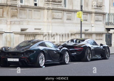 London, England. 22. Dezember 2016. Ein McLaren Supersportwagen und ein Porsche e-Hybrid 918 Spyder, beide registriert im Königreich von Saudi Arabien, parkten vor dem Hotel Corinthia in Whitehall Place, London, SW1, stehen im Mittelpunkt der Aufmerksamkeit. © 2016 Peter Hogan/Alamy Live-Nachrichten Stockfoto