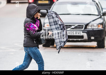 Aberystwyth Wales UK, Freitag, 23. Dezember 2016 UK Wetter: Sturm Barbara, bringt der zweite benannte Sturm der Saison, schwere Stürme im Norden nach Schottland, die System-Kluppen Aberystwyth in Wales Westküste mit starkem Wind und Schlagregen, machen das Leben unangenehm für Leute da draußen laufen und Weihnachts-shopping © Keith Morris/Alamy Foto Live-Nachrichten Stockfoto