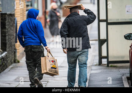 Aberystwyth Wales UK, Freitag, 23. Dezember 2016 UK Wetter: Sturm Barbara, bringt der zweite benannte Sturm der Saison, schwere Stürme im Norden nach Schottland, die System-Kluppen Aberystwyth in Wales Westküste mit starkem Wind und Schlagregen, machen das Leben unangenehm für Leute da draußen laufen und Weihnachts-shopping © Keith Morris/Alamy Foto Live-Nachrichten Stockfoto