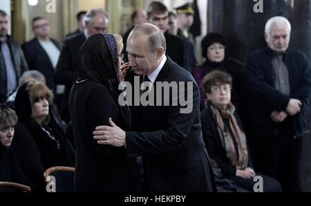 Moskau, Russland. 22. Dezember 2016. Der russische Präsident Vladimir Putin umarmt Marina Karlovski, Witwe des russischen Botschafters in Türkei Andrei aus während der Trauerfeier im russischen Außenministerium 22. Dezember 2016 in Moskau, Russland. Aus wurde in der Türkei von einem Attentäter während einer Kunst-Ausstellungseröffnung niedergeschossen. © Planetpix/Alamy Live-Nachrichten Stockfoto