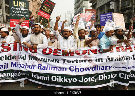 Dhaka, Bangladesch. 23. Dezember 2016. Mitglieder von Bangladesch Islami Oikkyo Jotes haben eine Demonstration gegen die Verfolgung der Rohingya-Muslime in Myanmar flüchtige Rakhine-Staat in Dhaka, Bangladesch statt. Führer und Aktivisten der Bangladeshi islamistischen Outfit Islami Oikkyo Jotes begann außerhalb der Baitul Mukarram Nationalmoschee protestieren. © Suvra Kanti Das/ZUMA Draht/Alamy Live-Nachrichten Stockfoto