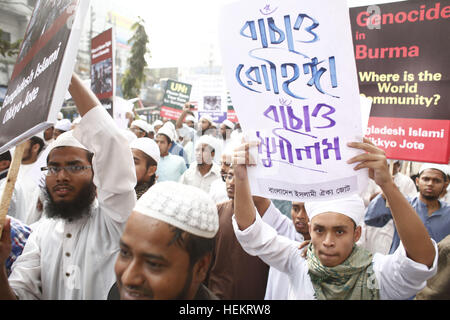 Dhaka, Bangladesch. 23. Dezember 2016. Mitglieder von Bangladesch Islami Oikkyo Jotes haben eine Demonstration gegen die Verfolgung der Rohingya-Muslime in Myanmar flüchtige Rakhine-Staat in Dhaka, Bangladesch statt. Führer und Aktivisten der Bangladeshi islamistischen Outfit Islami Oikkyo Jotes begann außerhalb der Baitul Mukarram Nationalmoschee protestieren. © Suvra Kanti Das/ZUMA Draht/Alamy Live-Nachrichten Stockfoto