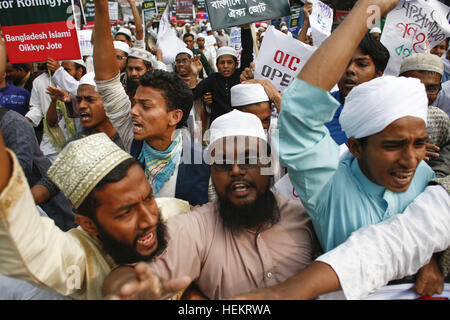 Dhaka, Bangladesch. 23. Dezember 2016. Mitglieder von Bangladesch Islami Oikkyo Jotes haben eine Demonstration gegen die Verfolgung der Rohingya-Muslime in Myanmar flüchtige Rakhine-Staat in Dhaka, Bangladesch statt. Führer und Aktivisten der Bangladeshi islamistischen Outfit Islami Oikkyo Jotes begann außerhalb der Baitul Mukarram Nationalmoschee protestieren. © Suvra Kanti Das/ZUMA Draht/Alamy Live-Nachrichten Stockfoto