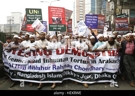 Dhaka, Bangladesch. 23. Dezember 2016. Mitglieder von Bangladesch Islami Oikkyo Jotes haben eine Demonstration gegen die Verfolgung der Rohingya-Muslime in Myanmar flüchtige Rakhine-Staat in Dhaka, Bangladesch statt. Führer und Aktivisten der Bangladeshi islamistischen Outfit Islami Oikkyo Jotes begann außerhalb der Baitul Mukarram Nationalmoschee protestieren. © Suvra Kanti Das/ZUMA Draht/Alamy Live-Nachrichten Stockfoto