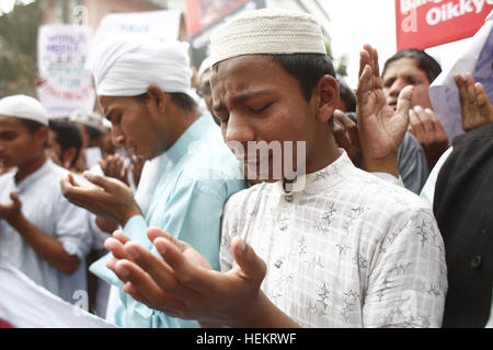 Dhaka, Bangladesch. 23. Dezember 2016. Mitglieder von Bangladesch Islami Oikkyo Jotes haben eine Demonstration gegen die Verfolgung der Rohingya-Muslime in Myanmar flüchtige Rakhine-Staat in Dhaka, Bangladesch statt. Führer und Aktivisten der Bangladeshi islamistischen Outfit Islami Oikkyo Jotes begann außerhalb der Baitul Mukarram Nationalmoschee protestieren. © Suvra Kanti Das/ZUMA Draht/Alamy Live-Nachrichten Stockfoto