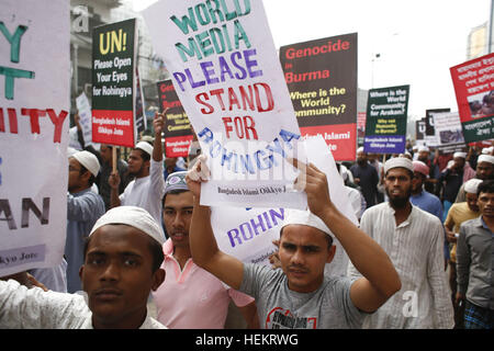 Dhaka, Bangladesch. 23. Dezember 2016. Mitglieder von Bangladesch Islami Oikkyo Jotes haben eine Demonstration gegen die Verfolgung der Rohingya-Muslime in Myanmar flüchtige Rakhine-Staat in Dhaka, Bangladesch statt. Führer und Aktivisten der Bangladeshi islamistischen Outfit Islami Oikkyo Jotes begann außerhalb der Baitul Mukarram Nationalmoschee protestieren. © Suvra Kanti Das/ZUMA Draht/Alamy Live-Nachrichten Stockfoto