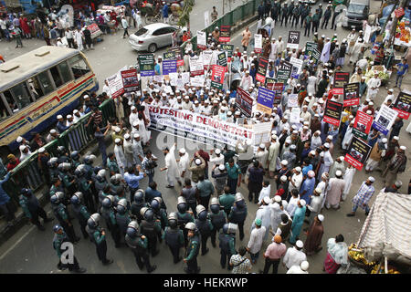 Dhaka, Bangladesch. 23. Dezember 2016. Mitglieder von Bangladesch Islami Oikkyo Jotes haben eine Demonstration gegen die Verfolgung der Rohingya-Muslime in Myanmar flüchtige Rakhine-Staat in Dhaka, Bangladesch statt. Führer und Aktivisten der Bangladeshi islamistischen Outfit Islami Oikkyo Jotes begann außerhalb der Baitul Mukarram Nationalmoschee protestieren. © Suvra Kanti Das/ZUMA Draht/Alamy Live-Nachrichten Stockfoto