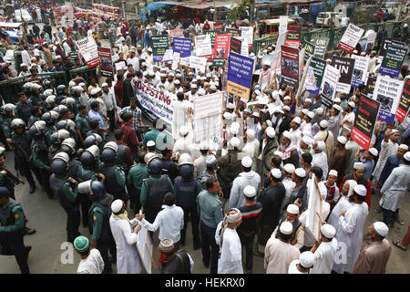 Dhaka, Bangladesch. 23. Dezember 2016. Mitglieder von Bangladesch Islami Oikkyo Jotes haben eine Demonstration gegen die Verfolgung der Rohingya-Muslime in Myanmar flüchtige Rakhine-Staat in Dhaka, Bangladesch statt. Führer und Aktivisten der Bangladeshi islamistischen Outfit Islami Oikkyo Jotes begann außerhalb der Baitul Mukarram Nationalmoschee protestieren. © Suvra Kanti Das/ZUMA Draht/Alamy Live-Nachrichten Stockfoto