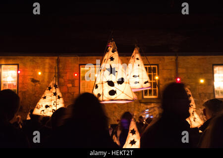 Mousehole, Cornwall, UK. 23. Dezember 2016.  Tom Bawcocks Silvester feiern in Mousehole. Die Legende besagt, dass Tom Bawcock Mousehole vor Hungersnot gerettet ausgehen zu Fisch in einen schweren Sturm. Während des Festivals ist eine Stargazy Torte gemacht und im the Ship Inn kostenlos serviert.  Barbara Sturm nachgelassen just-in-Time für das Festival gehen mit klarem Himmel erscheinen eine Stunde vor die Prozession beginnen. Bildnachweis: Simon Maycock/Alamy Live-Nachrichten Stockfoto