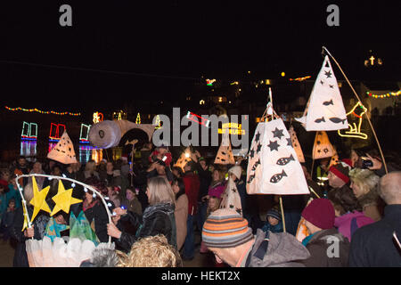 Mousehole, Cornwall, UK. 23. Dezember 2016.  Tom Bawcocks Silvester feiern in Mousehole. Die Legende besagt, dass Tom Bawcock Mousehole vor Hungersnot gerettet ausgehen zu Fisch in einen schweren Sturm. Während des Festivals ist eine Stargazy Torte gemacht und im the Ship Inn kostenlos serviert.  Barbara Sturm nachgelassen just-in-Time für das Festival gehen mit klarem Himmel erscheinen eine Stunde vor die Prozession beginnen. Bildnachweis: Simon Maycock/Alamy Live-Nachrichten Stockfoto