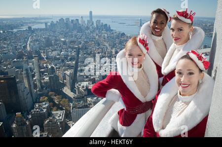 Datei. 23. Dezember 2016. Donald Trump Verwaltung kündigte an, dass die Radio City Rockettes Teil in der Präsident-Elect Amtseinführung am 20. Januar. Jedoch bald nach der Ankündigung nahm Rockettes Tänzerin, social Media, um Stimme ihre Enttäuschung, das sie wird gezwungen, bei der Einweihung durch ihre Vereinigung durchzuführen. Im Bild: 13. November 2013 Licht - Manhattan, New York, USA - The ROCKETTES das Empire State Building grün und rot in der Feier der Eröffnungsabend des 2013 Radio City Christmas Spectacular. Bryan Smith/ZUMAPRESS.com/Alamy © Live-Nachrichten Stockfoto