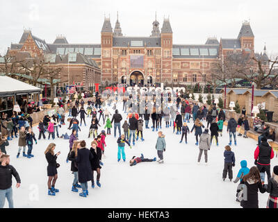 Amsterdam, Niederlande. 23., 2016. In diesen Tagen erfreuen sich viele Touristen, die in die Hauptstadt der Niederlande, Amsterdam, eingetroffen sind so vielen Attraktionen, die Sie durch die ganze Stadt genießen können. Einer der wichtigsten ist das Eislaufen am Museumplein können Sie auch genießen Sie einen Weihnachtsmarkt und nehmen Sie ein heißes Getränk während dieser kalten Tagen. Bildnachweis: Romy Arroyo Fernandez/Alamy Live-Nachrichten. Stockfoto