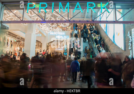 Madrid, Spanien. 23. Dezember 2016. Tausende von Madrid Bürger gingen in die Innenstadt, einige Last-Minute-Weihnachts-shopping in den Mainstream-Geschäften zu tun. © Lora Grigorova/Alamy Live-Nachrichten Stockfoto