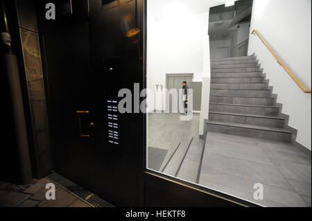 München, Deutschland. 22. Dezember 2016. Usman Mohammed Naseem, ein Flüchtling aus Pakistan, liefert Zeitungen in th am frühen Morgen in der Innenstadt von München, 22. Dezember 2016. Foto: Dpa/Xx/Alamy Live-Nachrichten Stockfoto