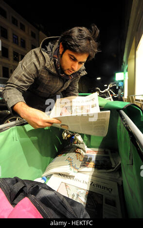 München, Deutschland. 22. Dezember 2016. Usman Mohammed Naseem, ein Flüchtling aus Pakistan, liefert Zeitungen in th am frühen Morgen in der Innenstadt von München, 22. Dezember 2016. Foto: Dpa/Xx/Alamy Live-Nachrichten Stockfoto