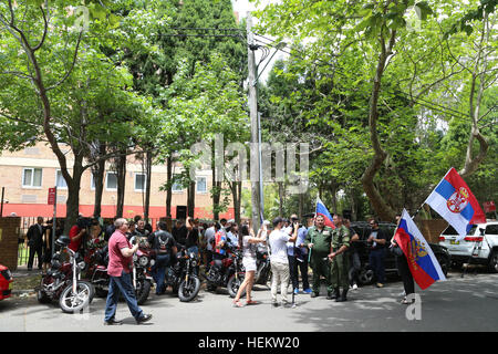 Sydney, Australien. 24. Dezember 2016. Eine Kundgebung gegen den Terrorismus wurde außerhalb das Generalkonsulat der Russischen Föderation in Sydney Solidarität und Anteilnahme für seine Exzellenz russische Botschafter Andrei aus der Türkei zum Ausdruck bringen, die ermordet wurde von einem ausserdienstliche türkische Polizisten auf der 20.12.16 in Ankara statt. Bildnachweis: Richard Milnes/Alamy Live-Nachrichten Stockfoto