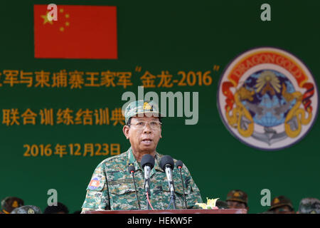 (161224)--KAMPONG SPEU, 24. Dezember 2016 (Xinhua)--kambodschanischen Defense Minister gen Tea Banh befasst sich mit die Abschlussveranstaltung der Kambodschanisch-Chinesisch gemeinsame Bohrer "Dragon Gold 2016" Übung in der Provinz Kampong Speu, Kambodscha, 23. Dezember 2016. Eine 9-tägige Kambodschanisch-Chinesisch militärische Übung auf humanitäre Rettungs- und Katastrophe kam zu einem Ende erfolgreich am Freitag, beide Seiten gesagt. Die "Dragon Gold 2016" Übung beteiligt 377 Soldaten, einschließlich 97 Land Truppen aus dem südlichen Theater-Befehl der chinesischen Volksbefreiungsarmee (PLA) und 280 von Royal Cambodian Armed Forces (RCAF). Stockfoto