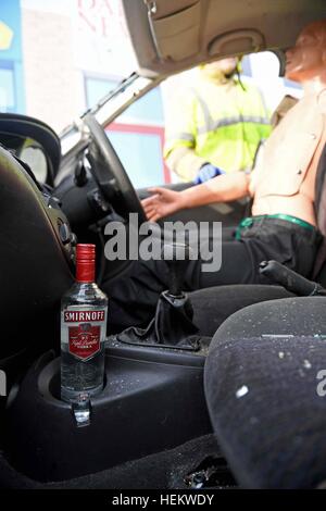 Flasche Alkohol in einem Auto während einer Demonstration eines Unfalls, UK Stockfoto