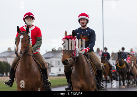 London, UK. 24. Dezember 2016. Soldaten des Königs Troop Royal Horse Artillery und ihre Pferde tragen Weihnachten outfits, Lametta und Santa Hüte, wie sie am Heiligabend Vormittag ausreiten. Die Soldaten verließen Woolwich Barracks und trottete durch Süd-Ost-Londoner Straßen zu Morden College in Blackheath, wo die Soldaten wurden mit Glühwein begrüßt und Hackfleisch Kuchen. Die jährliche Veranstaltung ist eine neue Weihnachten geworden Tradition seit der KingÕs Truppe in speziell dafür gebauten in Woolwich im Februar 2012 Barracks. Bildnachweis: Vickie Flores/Alamy Live-Nachrichten Stockfoto