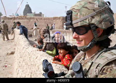 PFC. Jessica Dostie, eine militärische Polizistin mit 58. Military Police Company, 2nd Brigade Combat Team, 4. US-Infanteriedivision, befestigt ruht gegen eine Wand während einer langen Patrouille durch die Gemeinde von Polizei Sub Station 16, bevor sie hinter ihrem Sept. 30, Geschenke für die Kinder bringt. Dostie und ihrem Kollegen Abgeordnete, zusammen mit ihren Partnern afghanische Uniformierte Polizei waren in der Gemeinschaft, auf die Menschen zuzugehen und sie kennenlernen. Flickr - der US-Armee - Dorf besuchen Stockfoto