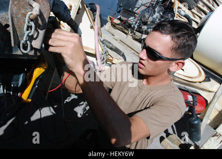 GUANTANAMO BAY auf Kuba – Marine Seemann Brian Kretz, ein Konstruktionsmechaniker bereitgestellt hier mit Navy Mobile Bau-Bataillon vier Reparaturen eine elektrische Leitung auf eine 50-Tonnen-Traktor, 16. Dezember 2008. NMCB vier befindet sich auf einer sechsmonatigen Einsatz, US Naval Station Guantanamo Bay und unterstützt viele der Joint Task Force Guantanamo Bauvorhaben.  JTF Guantanamo führt sicher, humane, rechtliche und transparente Pflege und Obhut von Festgenommenen feindlichen Kämpfern, darunter Militärkommission und die verurteilten bestellt freigegeben. Die JTF führt Intelligenzansammlung, Analyse und Verbreitung Stockfoto