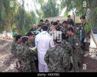 Afghan National Army Soldaten mit der 5. Kandak, 205. Korps, zu beobachten, als US Army Captain Paul Hester, Präventivmedizin Offizier mit der 25. Brigade Support Battalion, 1st Stryker Brigade Combat Team, 25. Infanterie-Division, lehrt sie die richtigen Schritte zu einen Wasser-Probe-Test durchführen. Hester und 1/25 SBCT Präventivmedizin Team hofft, das ANA Techniken zu unterrichten, die den Gesamtzustand der afghanischen Soldaten verbessern wird. Afgan Nationalarmee Soldaten erfahren Präventivmedizin 111011-A-BE343-001 Stockfoto