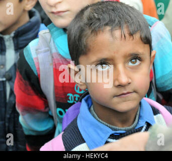 Ein Student an der Bibi Mahrow-Schule in Kabul. Truppen aus dem Embedded Training Ärzteteam an die neue Kabul Compound und das Hauptquartier der US-Streitkräfte - Afghanistan geliefert gespendet Lieferungen an der Schule am Mittwoch, 12. Oktober 2011. US-Truppen spenden Lieferungen nach Kabul Schule 473015 Stockfoto