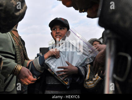 Ein Student an der Bibi Mahrow-Schule in Kabul. Truppen aus dem Embedded Training Ärzteteam an die neue Kabul Compound und das Hauptquartier der US-Streitkräfte - Afghanistan geliefert Lieferungen an die Schule gespendet Okt. 12. US-Truppen spenden Lieferungen nach Kabul Schule 473028 Stockfoto